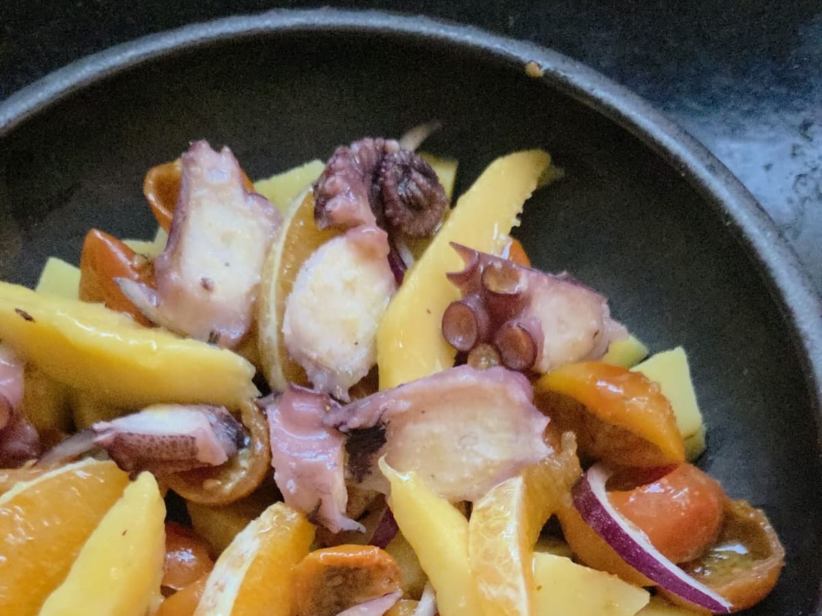 Amanida temperada de cítrics i polp (per Santi Hernández)