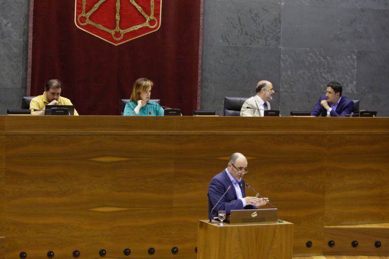 El vicepresidente económico, Manu Aierdi, se dirige a los parlamentarios durante una sesión plenaria.