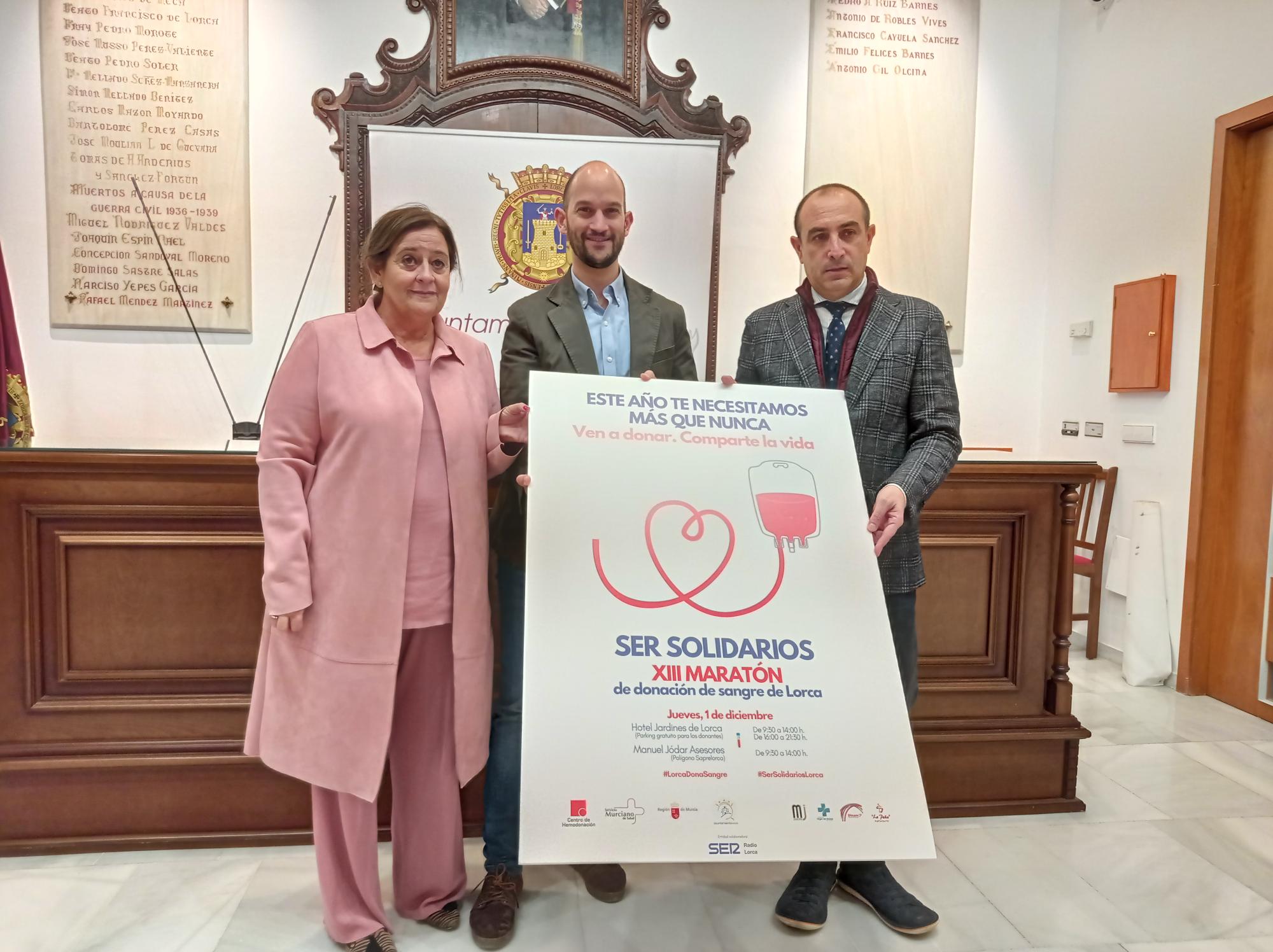 Toñi Gómez, directora de Comunicación del Centro Regional de Hemodonación, José Ángel Ponce, edil de Sanidad y Antonio Rosa, director de Radio Lorca