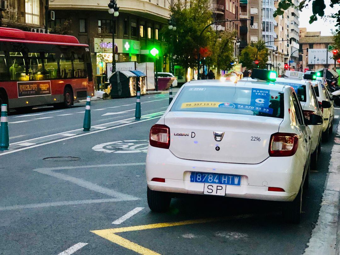 Taxi valenciano con la nueva matrícula azul