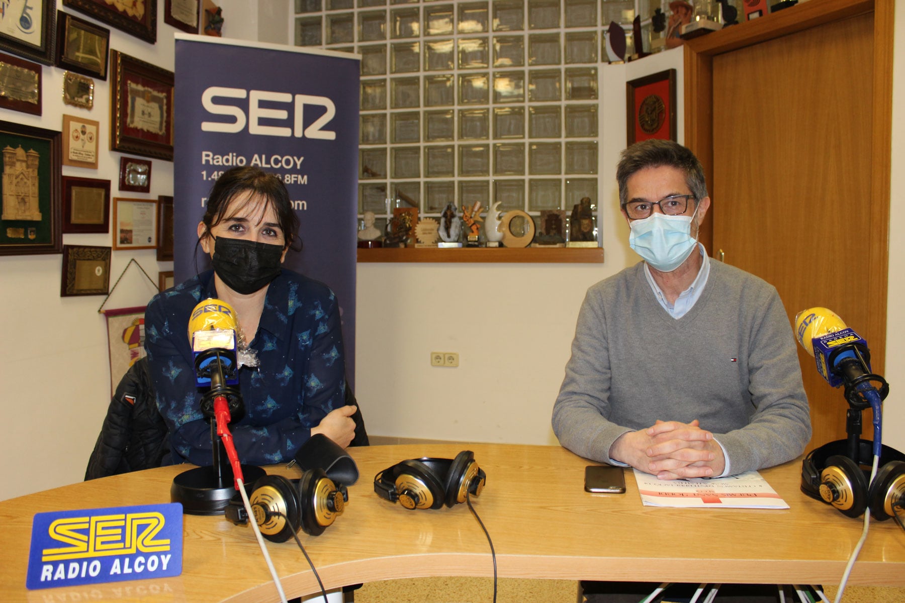 Mónica Jover y José Pascual en el estudio central de Radio Alcoy