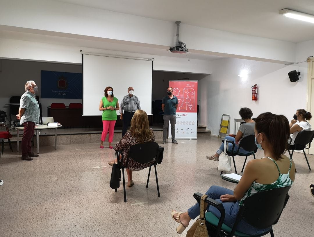 La concejala de Asuntos Sociales en Ronda, Cristina Durán y el técnico de Empleo y Formación de la Diputación provincial, José Fernández, han inaugurado el curso