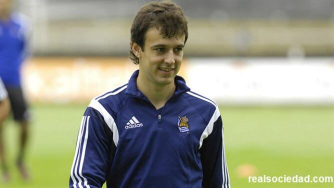 El centrocampista Rubén Pardo se retira a los vestuarios tras la última sesión antes de viajar a Escocia.