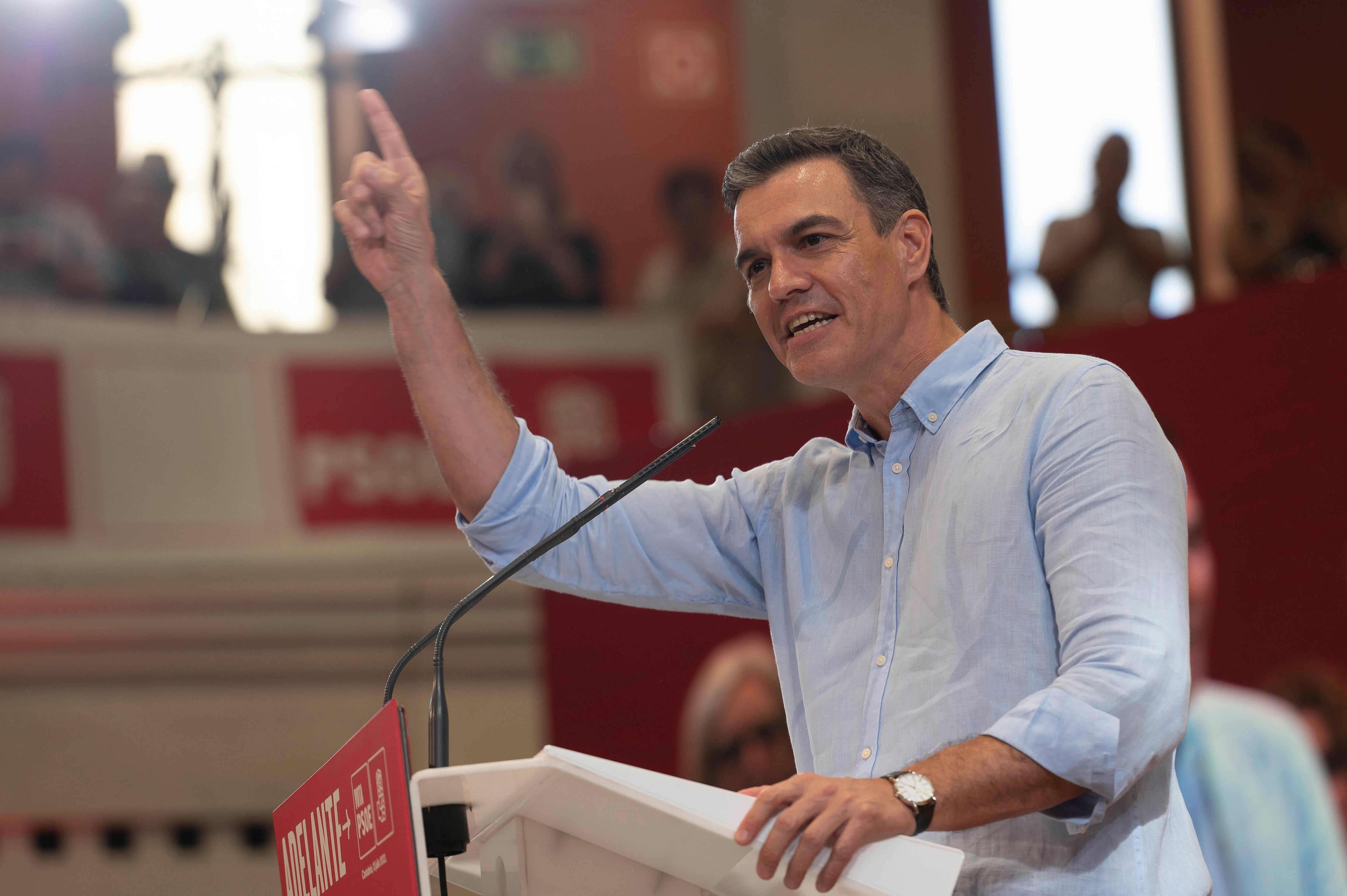 El candidato del PSOE a la reelección como presidente, Pedro Sánchez (c), durante un acto electoral este jueves, en Santander.