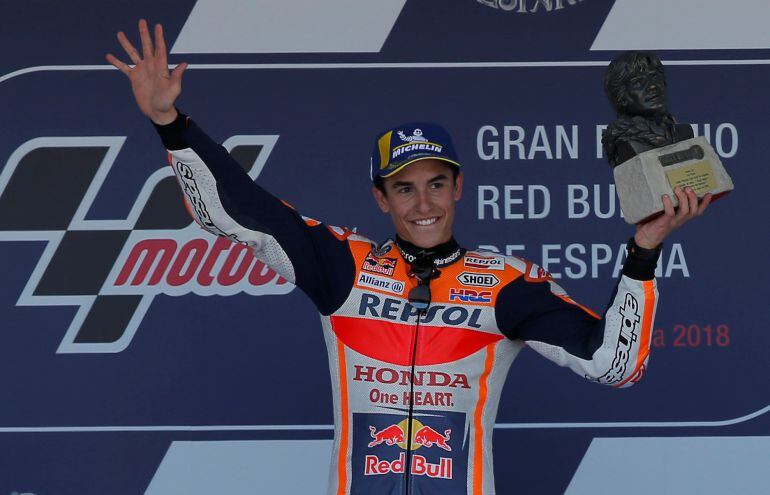 Márquez celebra la victoria en el podio de Jerez