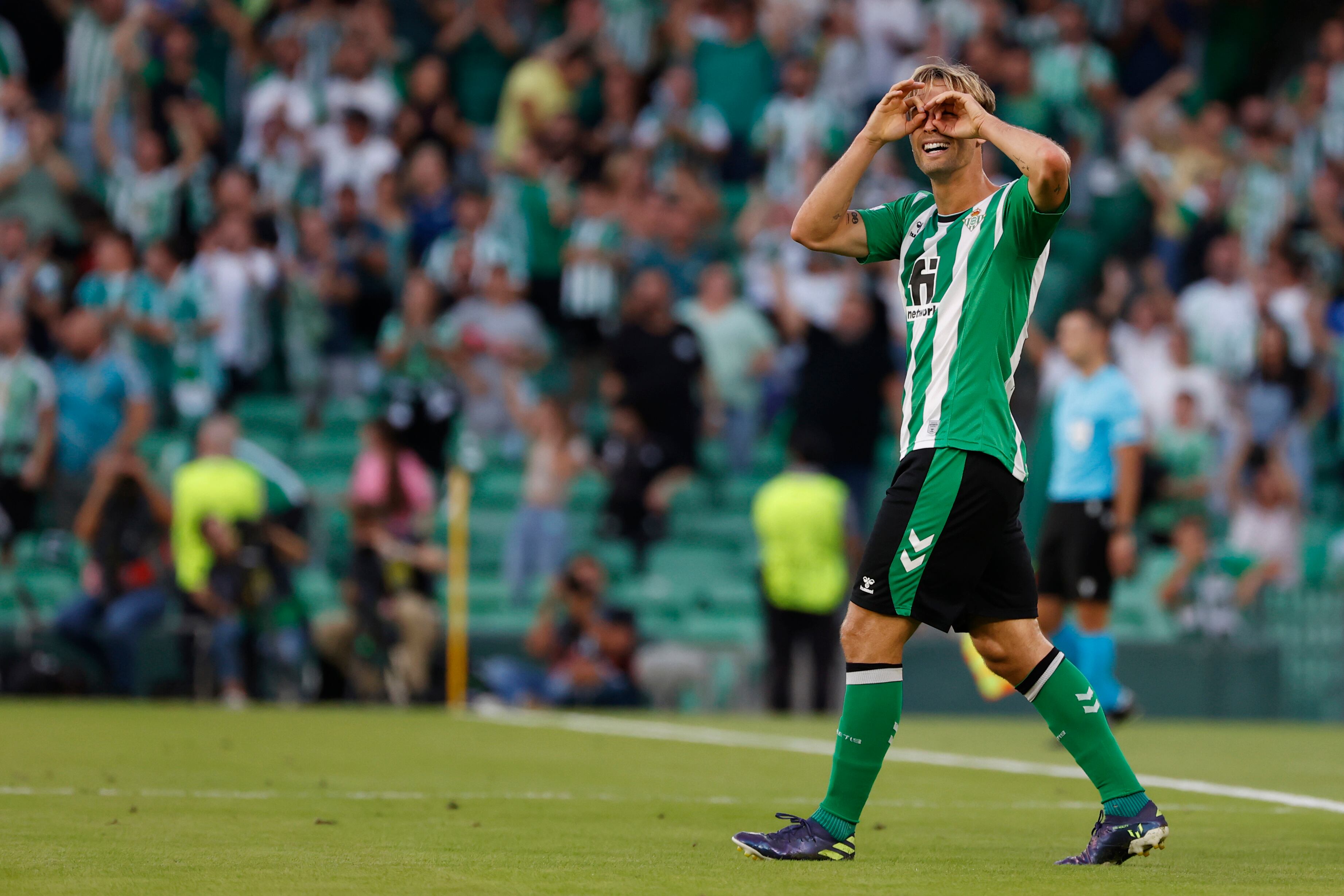 SEVILLA, 13/10/2022.- El centrocampista del Betis Sergio Canales celebra tras marcar el 1-0 durante el partido del grupo C de la Liga Europa entre el Real Betis y el AS Roma, este jueves en el estadio Benito Villamarín de Sevilla. EFE/Julio Muñoz