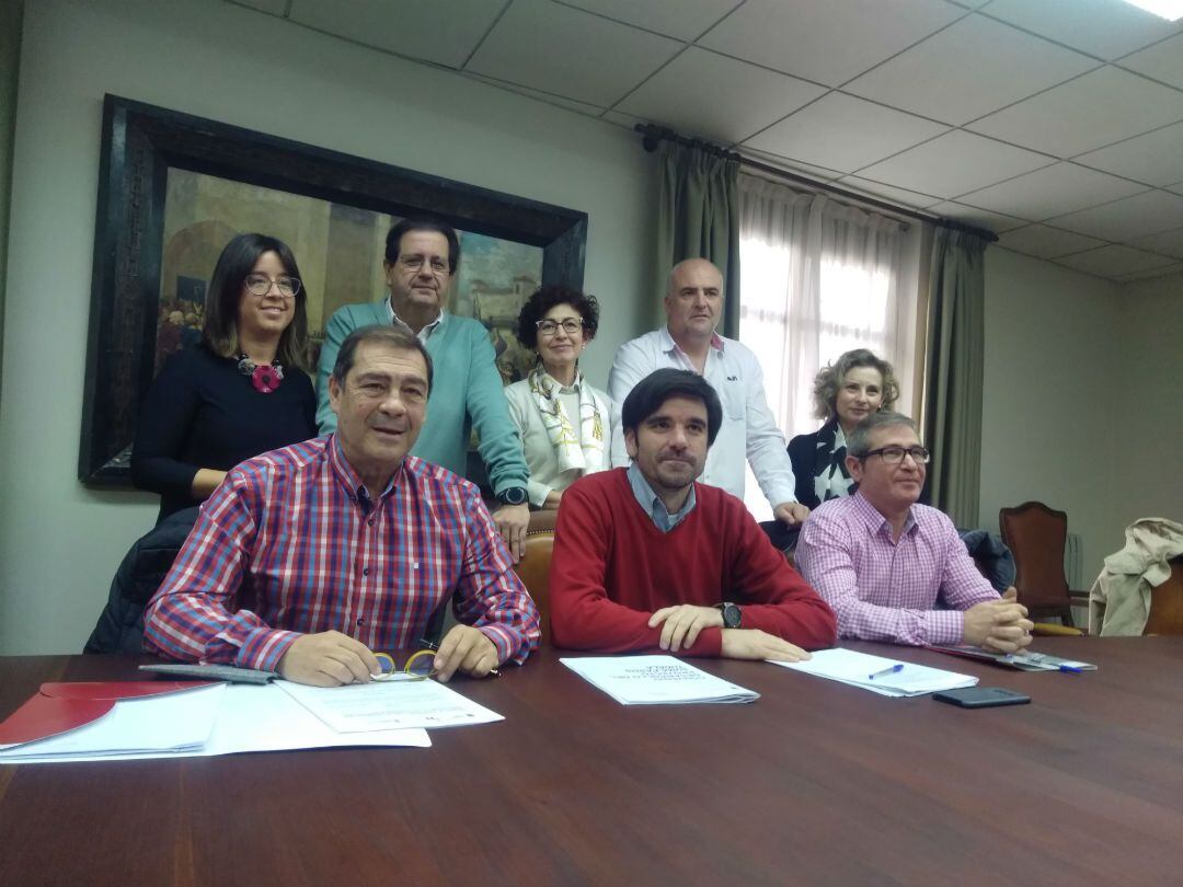 José Ramón Mora (gerente del Área de Salud de Tudela), Eneko Larrarte (Alcalde de Tudela) y Luis Serrano (jefe de Att primaria del Área de Salud de Tudela) junto a responsables sanitarios integrados en el proyecto