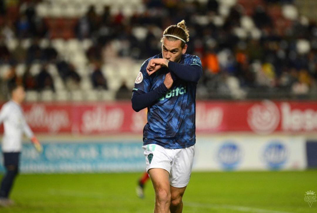 El jugador del Cádiz Álvaro Jimenez celebra el gol conseguido en Copa del Rey ante el Villa de Fortuna.