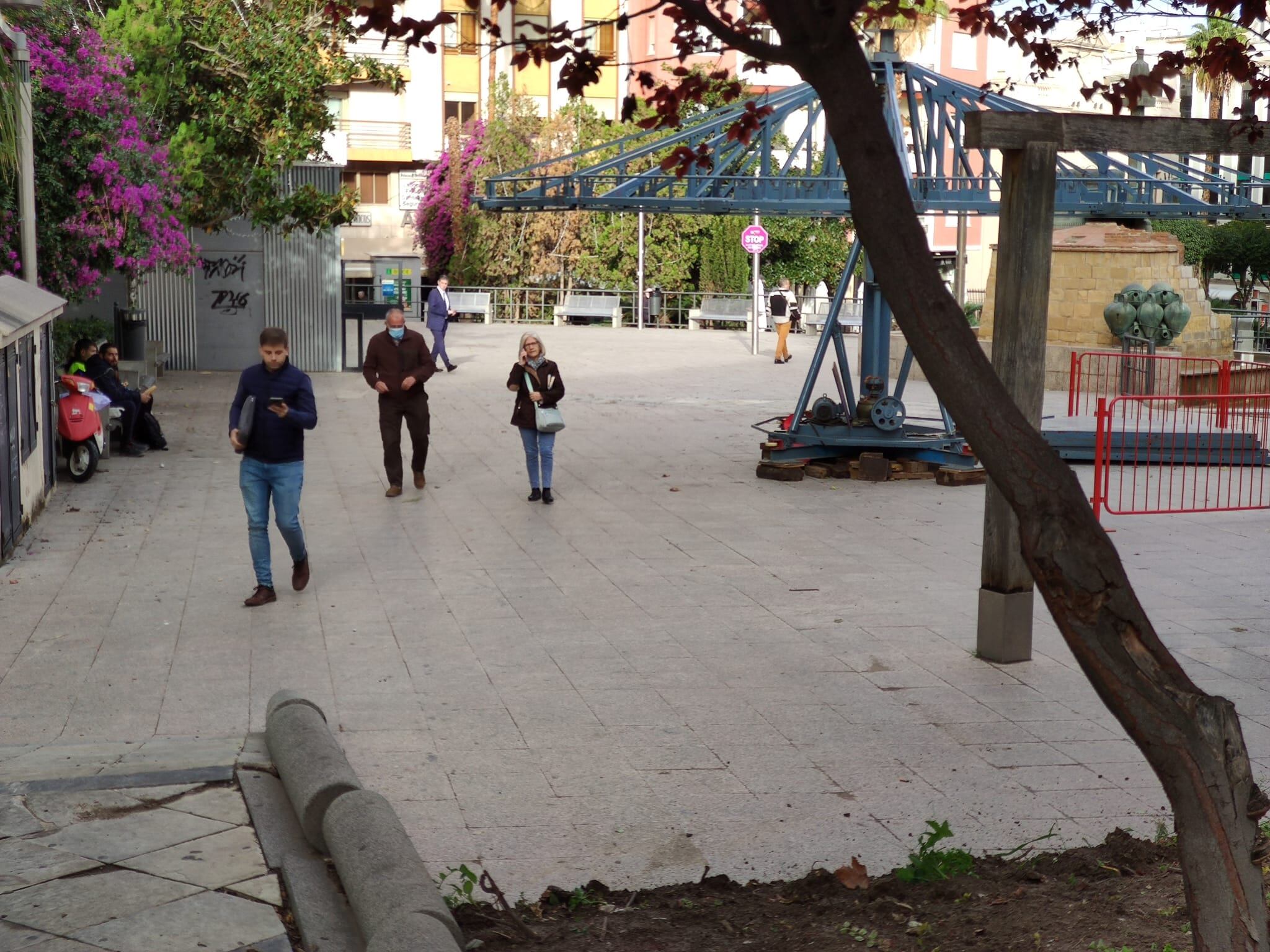 Plaza de la Constitución, de Jaén capital, en un día de invierno con personas paseando