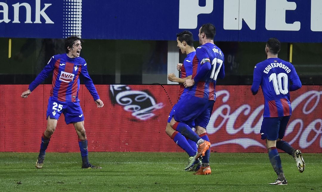 Bryan Gil celebra uno de sus goles con el Eibar