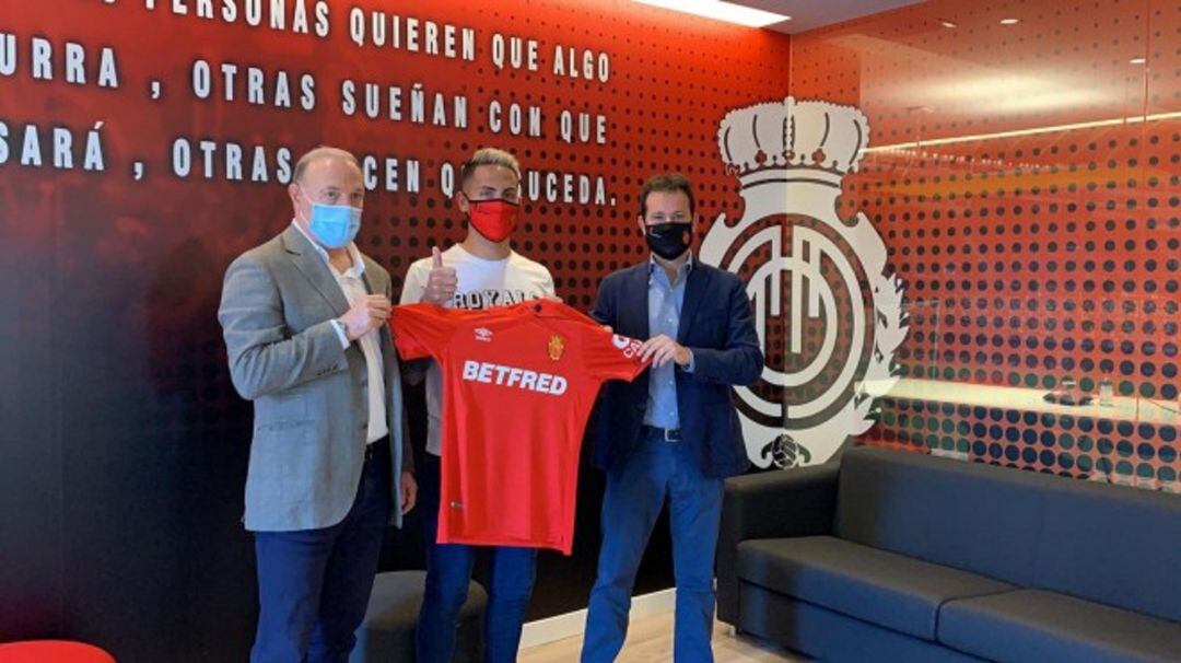 Braian Cufré posa con la camiseta del Mallorca junto a Andy Kohlberg y Pablo Ortells.