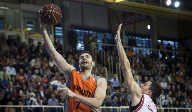 El pivot serbio del Montakit Fuenlabrada, Oliver Stevic (i), y el alero del Cai Zaragoza Pere Tomàs, durante el partido entre ambos conjuntos, correspondiente a la 31ª jornada de la Liga Endesa.