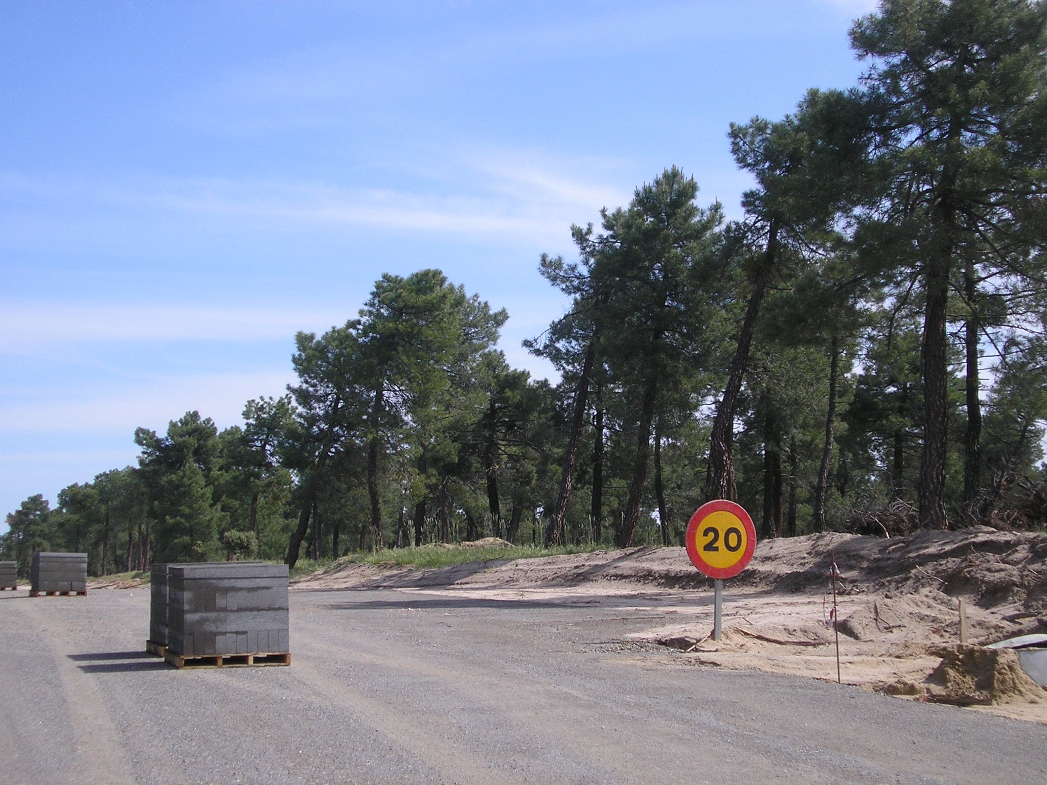 Material de construcción apilado en los viales abiertos. Imagen tomada en 2007