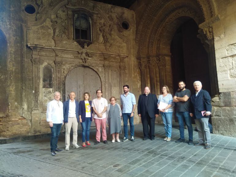 Responsables de las entidades que han firmado el convenio para restaurar la puerta barroca de la catedral: Ayuntamiento, Fundación María Forcada, Asociación Amigos de la Catedral, Peña La Teba y Consorcio Eder