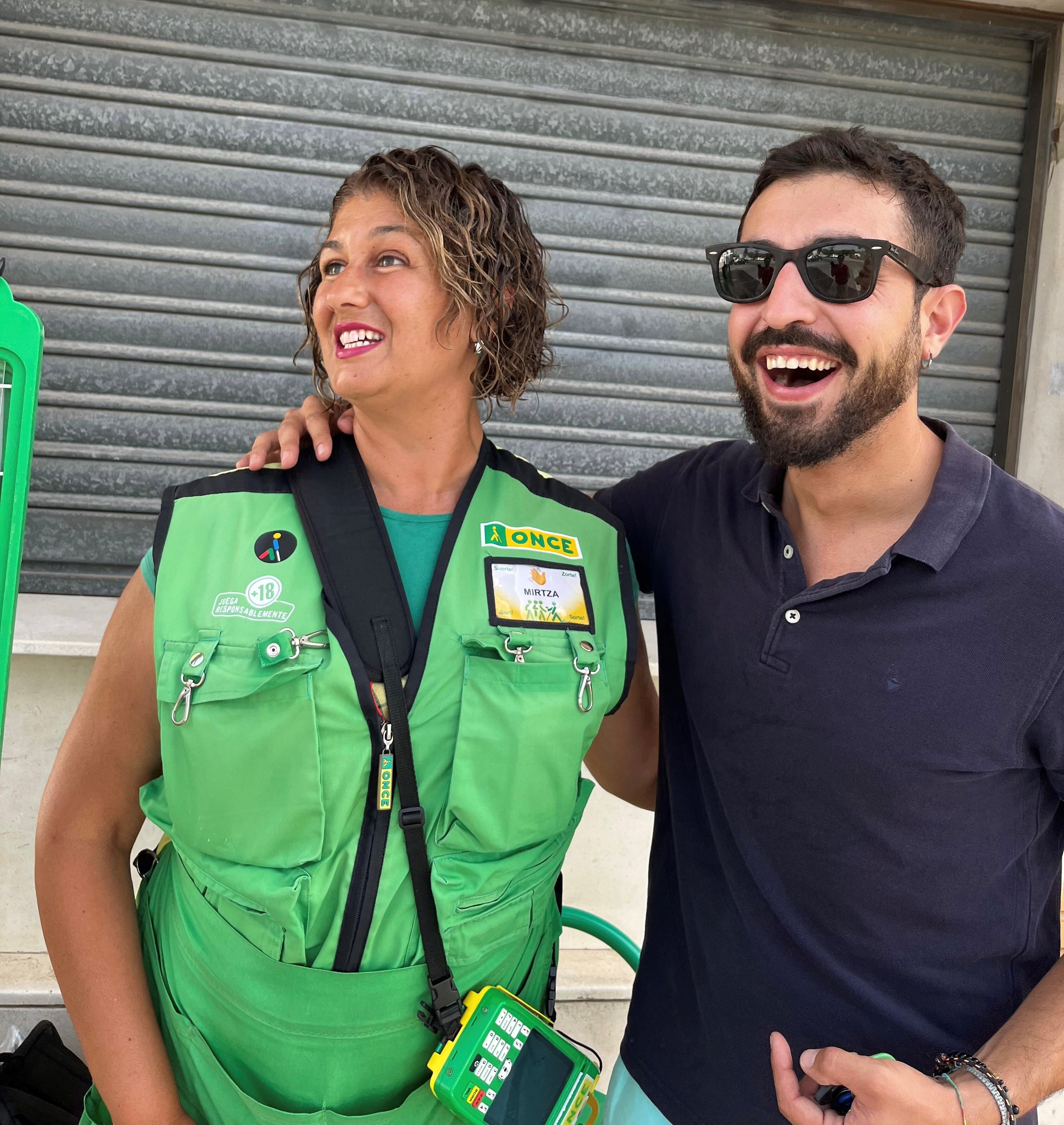 Manu Sola con la vendedora protagonista del reportaje premiado. Foto ONCE