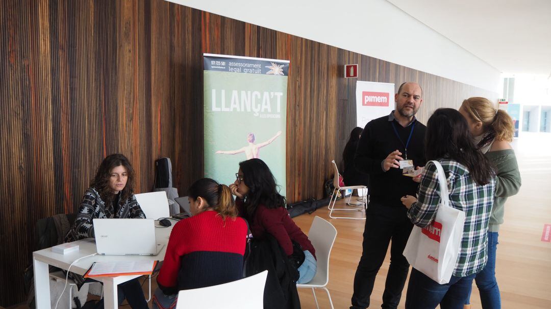 Expositor de Palma Jove en la Feria de Empleo de Palma Activa en el Palacio de Congresos.