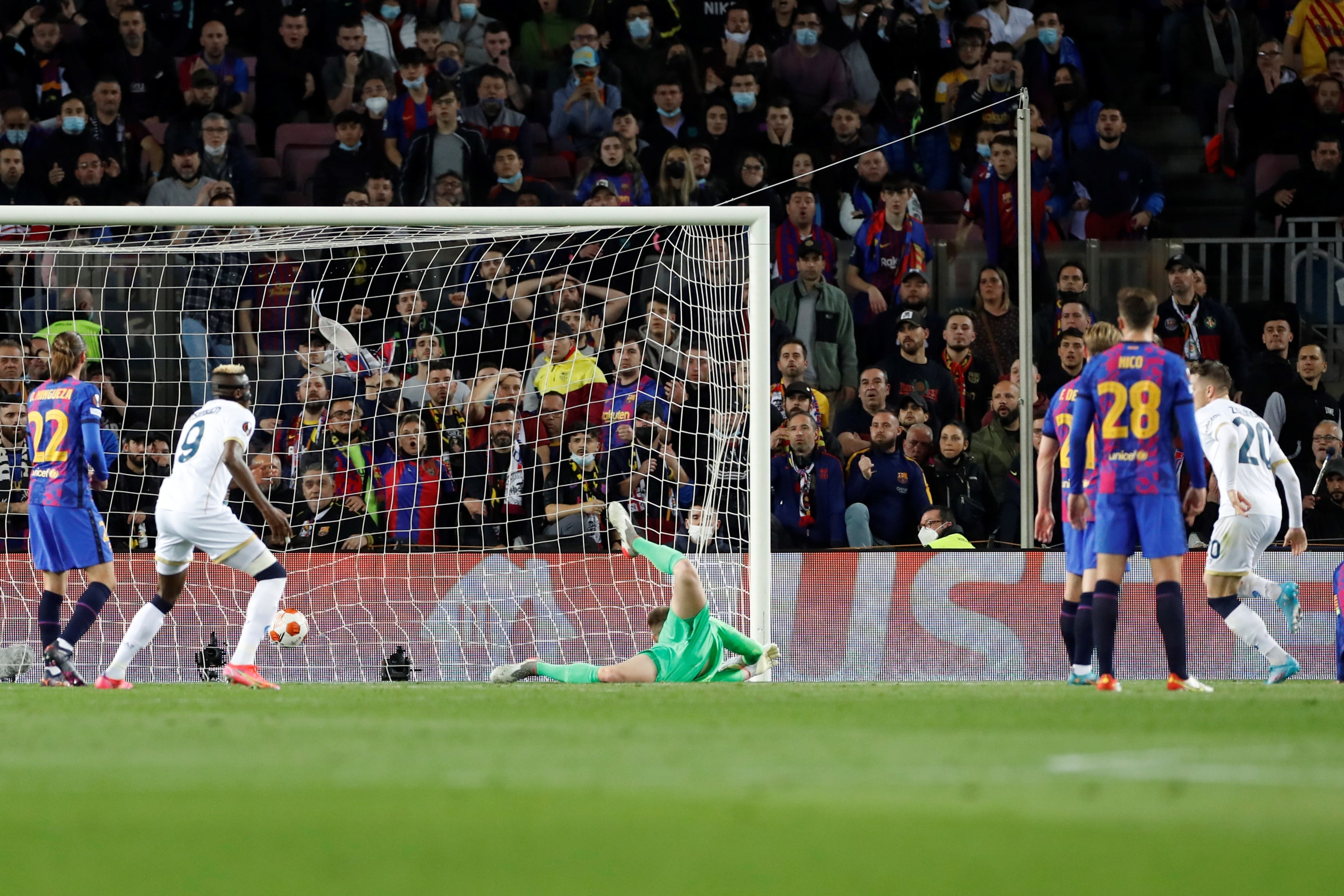 El centrocampista polaco del Nápoles Piotr Zielinski (d) marca el 0-1 durante el encuentro de ida de dieciseisavos de final de Liga Europa entre el FC Barcelona y el Nápoles, este jueves en el Camp Nou en Barcelona. EFE/ Alberto Estévez