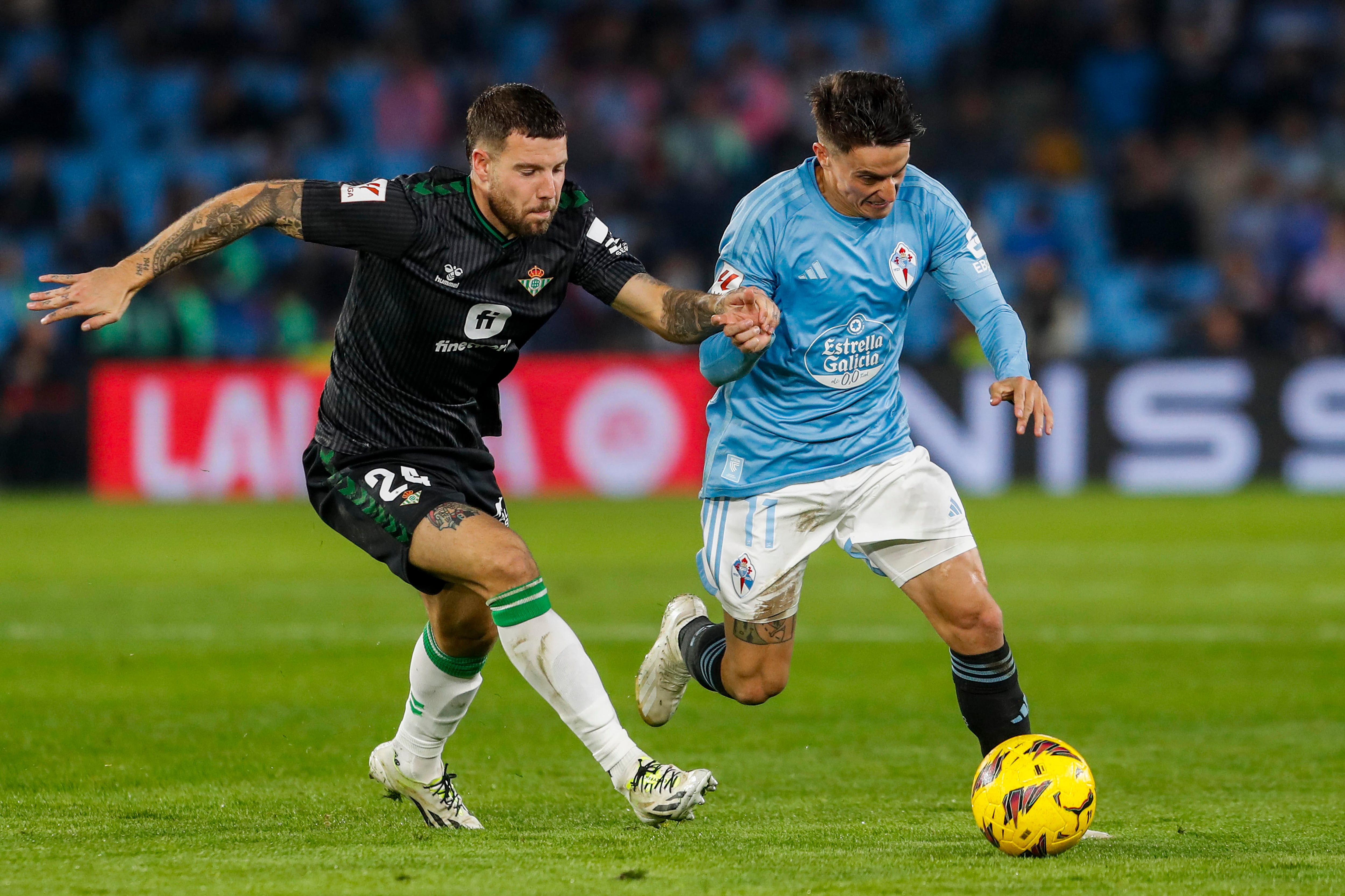 VIGO (PONTEVEDRA), 03/01/2024.- El delantero argentino del Celta, Franco Cervi (d), disputa el balón ante el delantero del Betis, Aitor Rubial, durante el encuentro correspondiente a la jornada 19 de Laliga EA Sports que Celta y Betis disputan hoy miércoles en el estadio de Balaidos, en Vigo. EFE / Salvador Sas.
