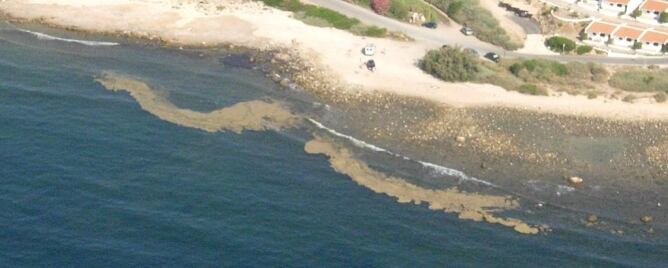 La taca viscosa que ha aparegut al litoral tarragoní