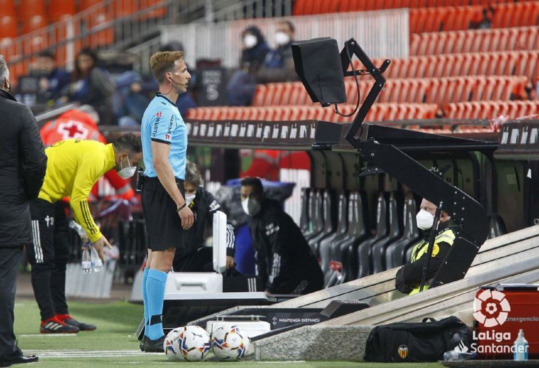 Pizarro Gómez comprueba en el VAR la jugada en la que expulsó al portero del Celta, Rubén Blanco