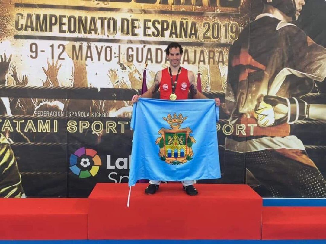 Javi Sanz con la bandera de Aranda en lo más alto del podio en el Nacional de Guadalajara.