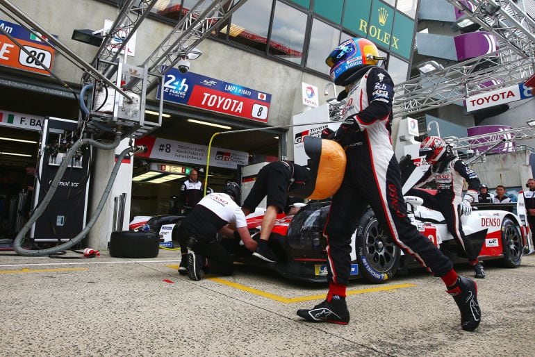 Fernando Alonso y Kazuki Nakajima antes de los entrenamientos para las 24h de Le Mans. 