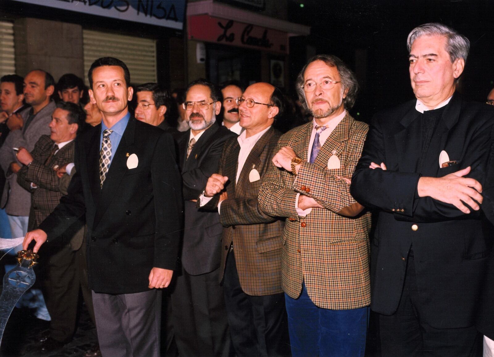 Mario Vargas Llosa junto a festeros de los Marrakesch desfilando en la entradeta del Mig Any de las Fiestas de Moros y Cristianos de Alcoy de 1995.