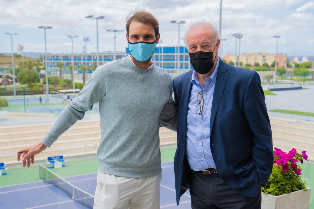 Vicente del Bosque visita las instalaciones de la Rafa Nadal Academy.