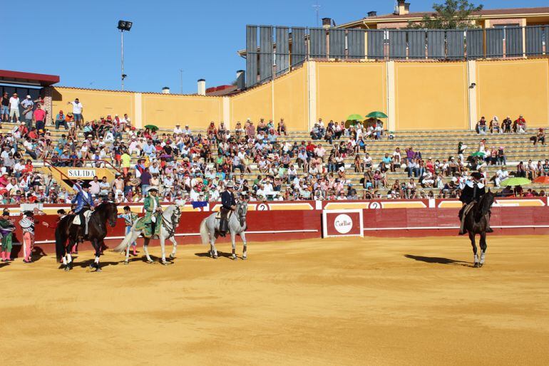 Inicio de un festejo de rejones en la plaza de toros de Cuéllar