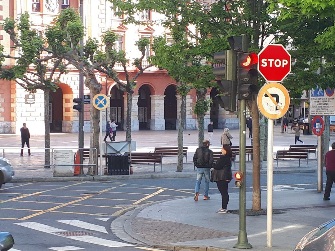 Imagen de la plaza de Unzaga con el ayuntamiento al fondo