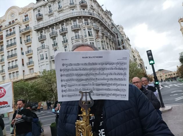 Los músicos de la Banda Municipal de València se manifiestan a las puertas del Ayuntamiento