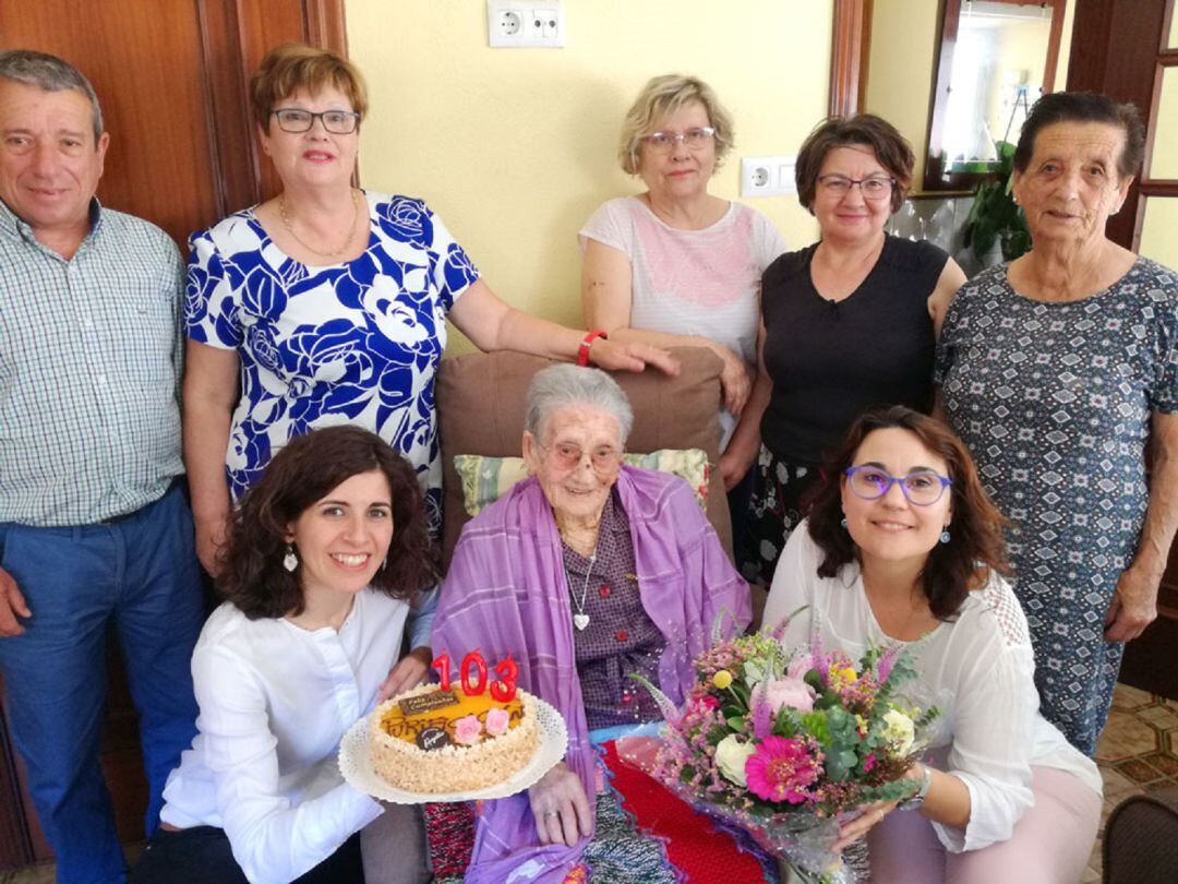 La alcaldesa de Oia, Cristina Correa y la Concelleira da Felicidade felicitan a Purificación Granja en su 103 cumpleaños