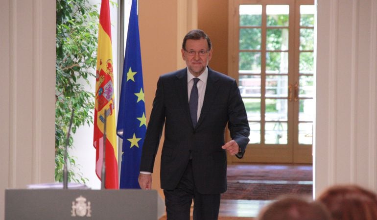 Rajoy a su llegada al salón de tapices de La Moncloa para ofrecer su valoración de la legislatura.