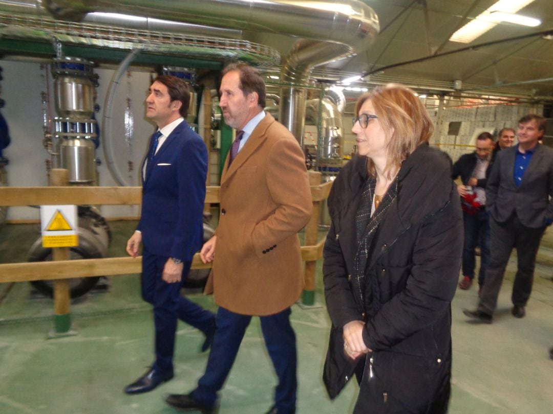 La alcaldesa, Raquel González, en primer término, con el consejero de la empresa, Alberto Gómez, y el consejero Juan Carlos Suárez-Quiñones, en la visita a las instalaciones