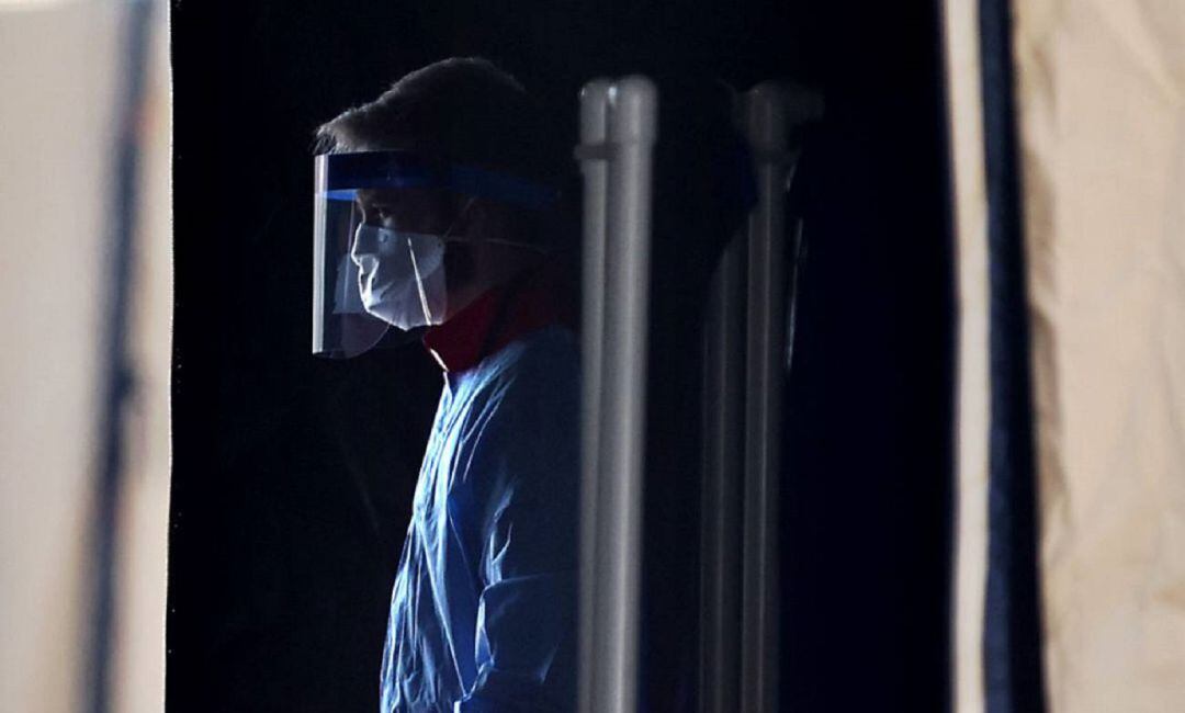 Imagen de archivo de un sanitario trabajando