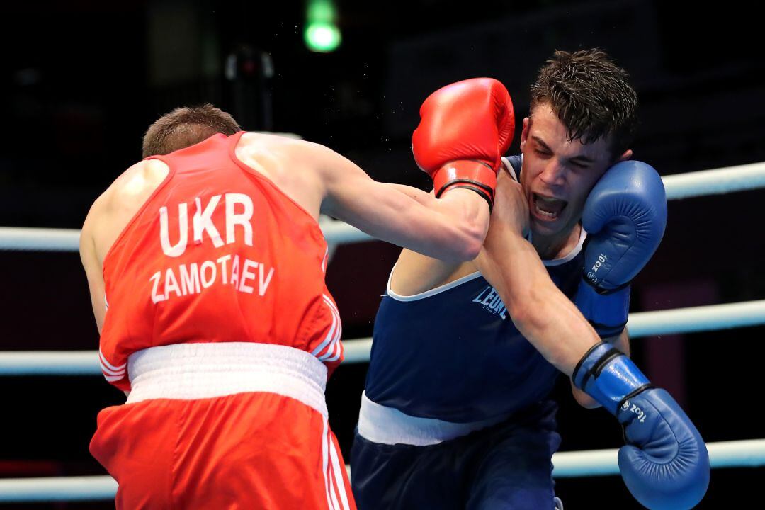 El ucraniano Dmytro Zamotayev y el español Gabriel Escobar (azul) en el combate de ‘peso mosca’ en el torneo Preolímpico celebrado este lunes por la tarde en el Copper Box Arena de Londres. 