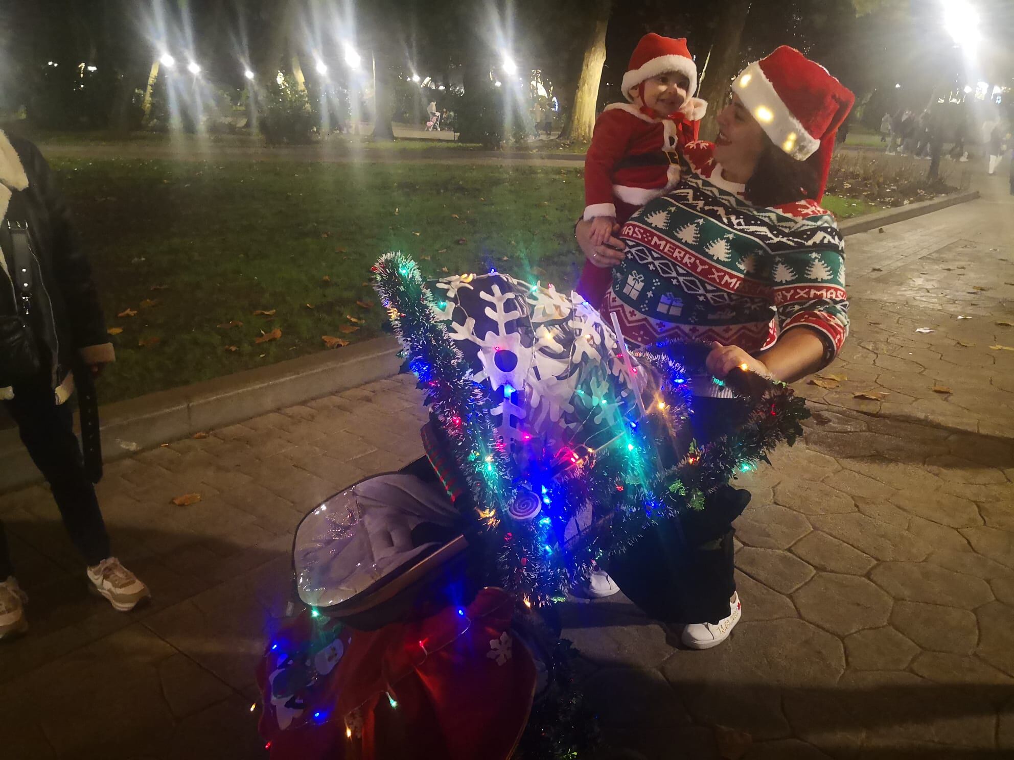 Andrea Pladena y Eric Blanco en el Campo de San Francisco de Oviedo preparados para disfrutar de la Navidad.