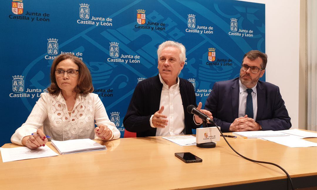 Carmen Andrés (i), Luis Domingo González (c) y Felipe Mielgo (d)