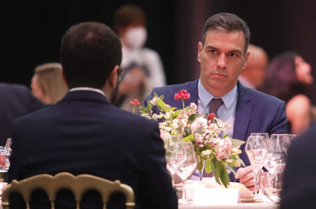 El presidente del Gobierno, Pedro Sánchez, frente al presidente de la Generalitat de Cataluña, Pere Aragonès