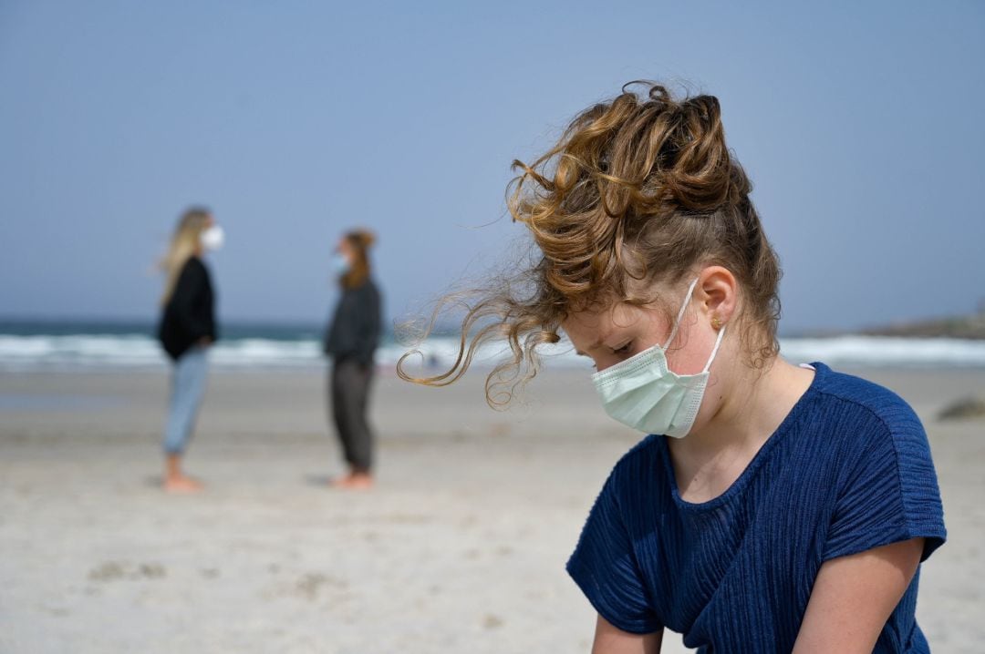 Una menor con  mascarilla en la Playa das Salseiras, en A Coruña.