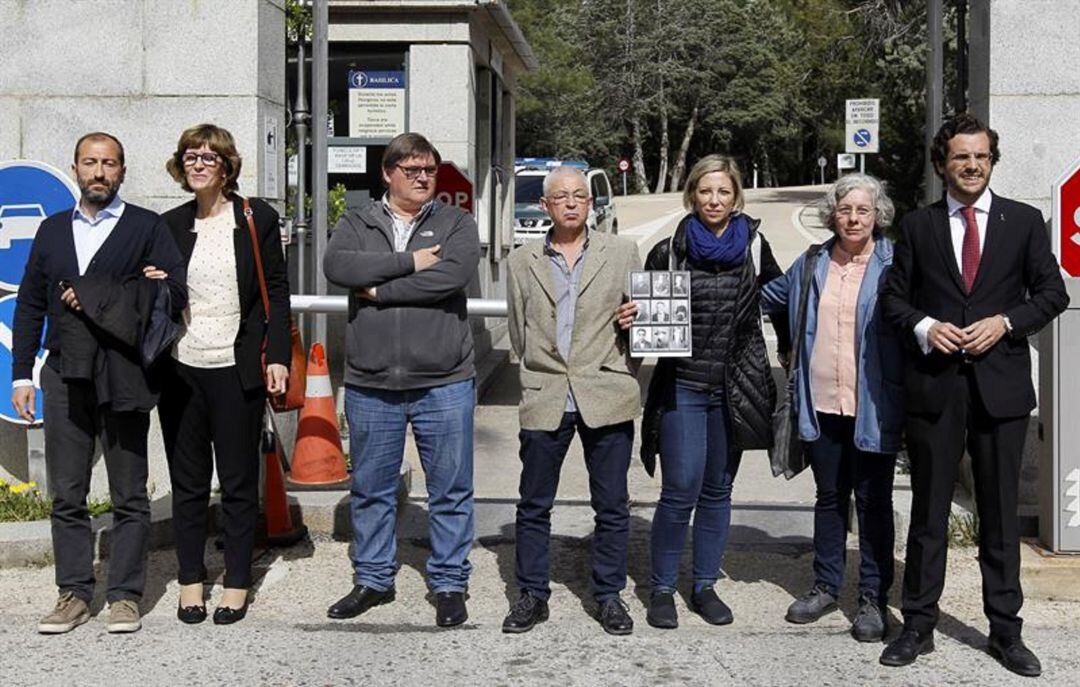 Familiares de asesinados por el Franquismo ante la entrada principal al Valle de los Caídos