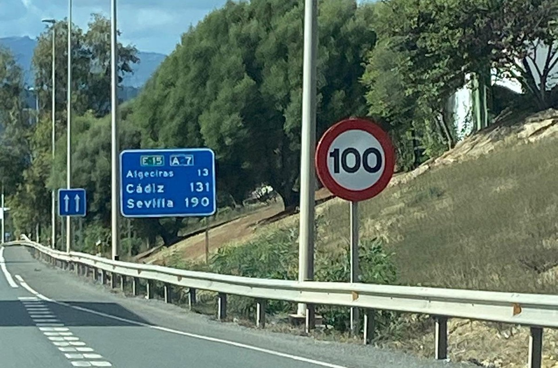 Señal vertical que marca la limitación de 100km/h a conductores en el tramo de radares de la autovía