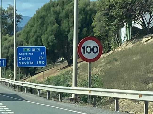 Señal vertical que marca la limitación de 100km/h a conductores en el tramo de radares de la autovía