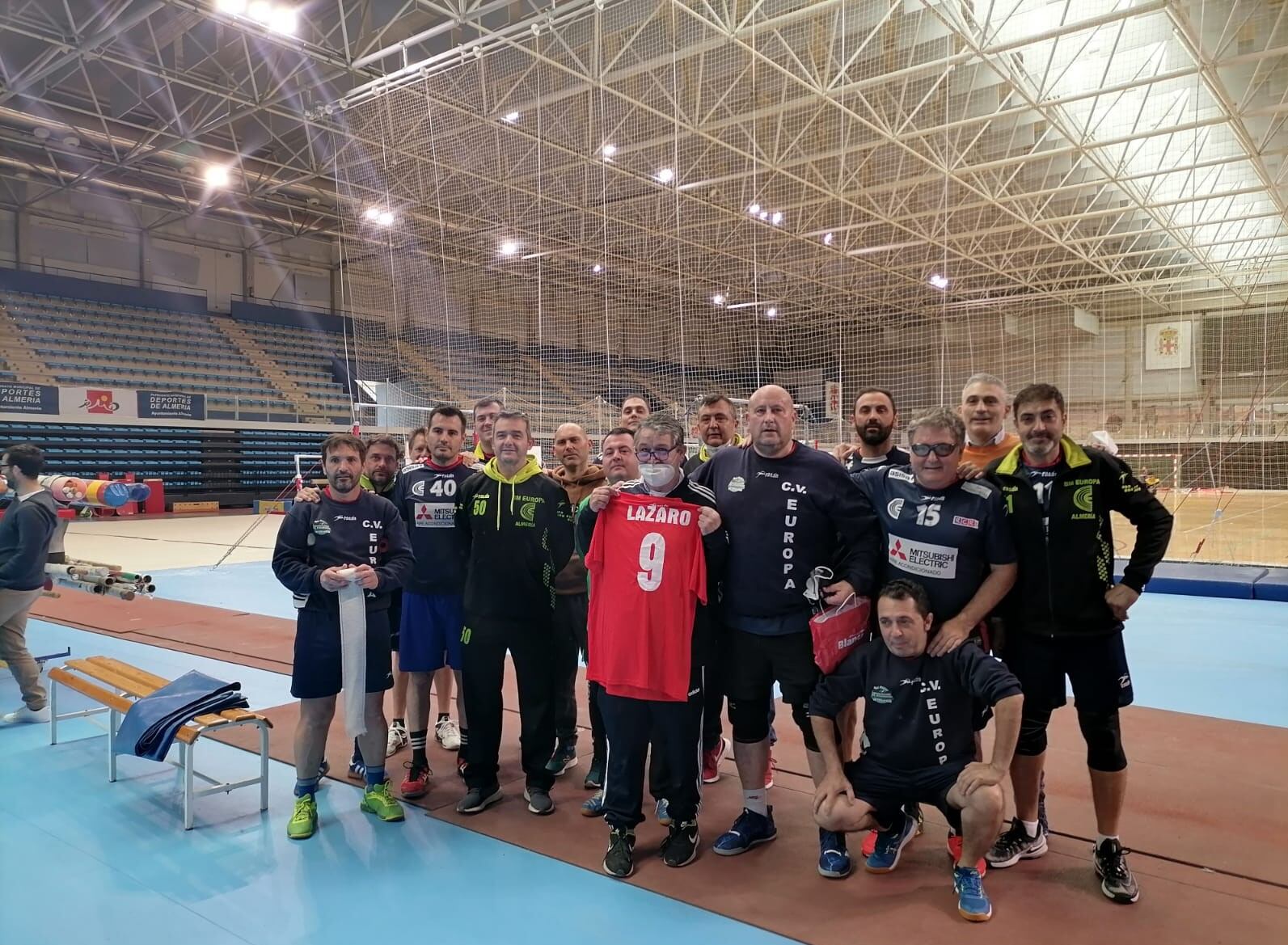 Lázaro posa con el equipo de su vida.