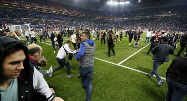 Aficionados del Olympique de Lyon invadiendo el campo de Gerland