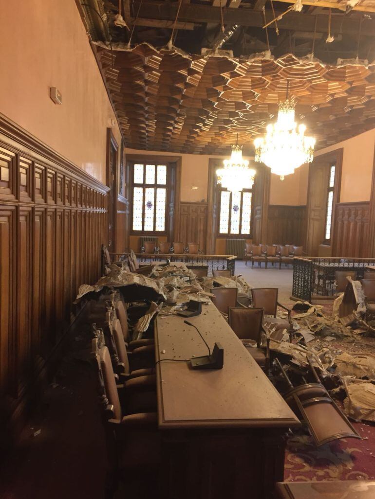 Estado en el que quedó el salón de plenos del Ayuntamiento de Palencia