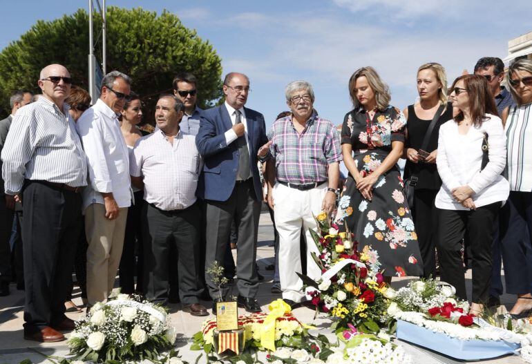 Javier Lambán junto a Roque Oriol, marido de la fallecida Ana María Suárez. Acompañados de la consejera de Universidad Pilar Alegria, consejera de industria, Marta Gastón y la delegada del gobierno en Aragón, Carmen Sánchez. En la foto también el presiden