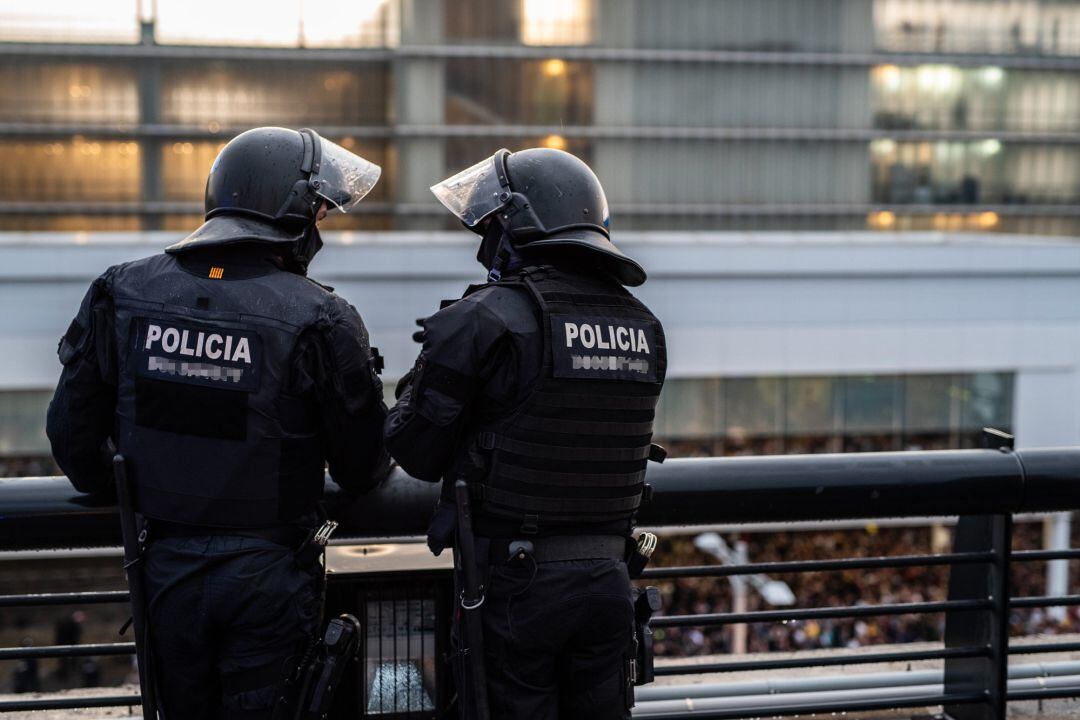 Dos agentes de los Mossos de Esquadra en el Aeropuerto de Barcelona-El Prat