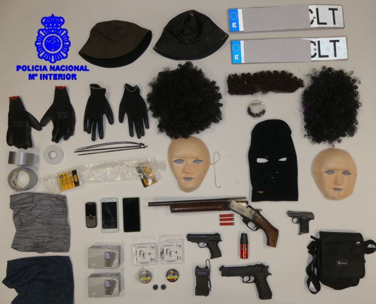 Parte del aresenal que empleaban los atracadores en sus atracos