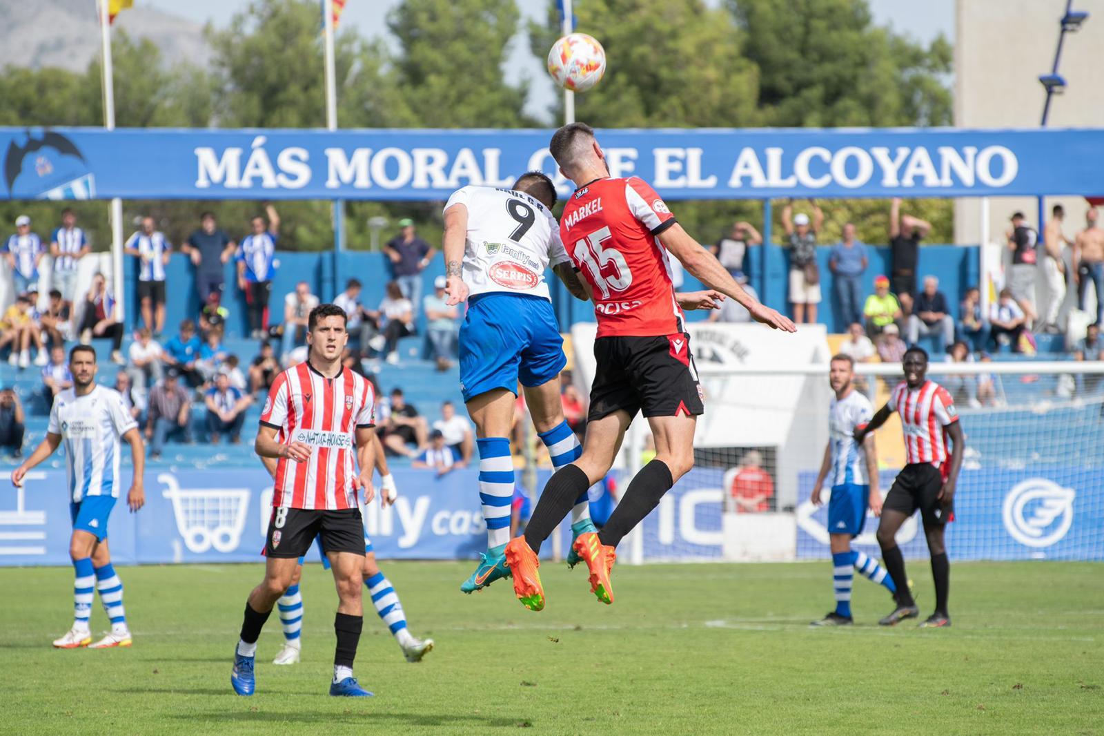 Markel Lozano y Raúl González disputan el balón en una acción de la segunda mitad / CD Alcoyano